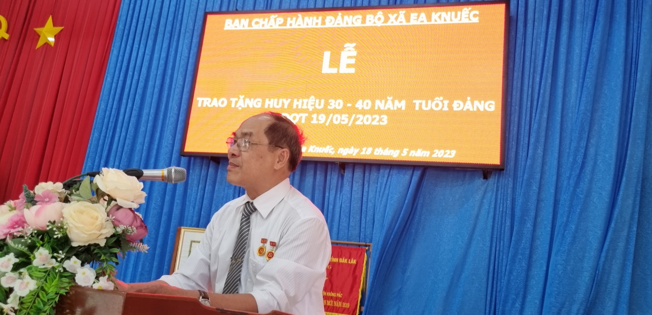 Huy hiệu 19.5 4